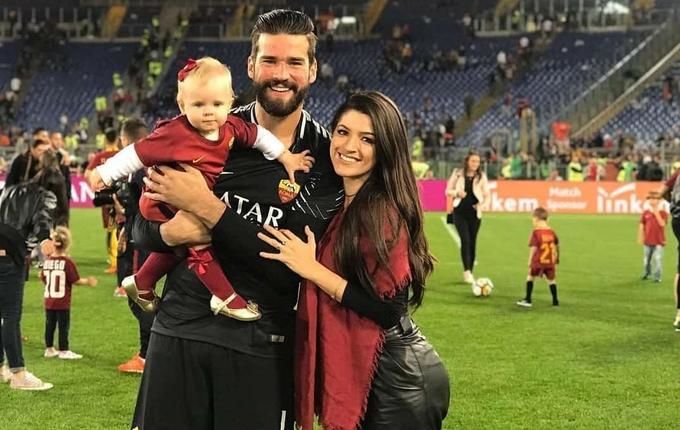 Alisson Becker with his wife and daughter