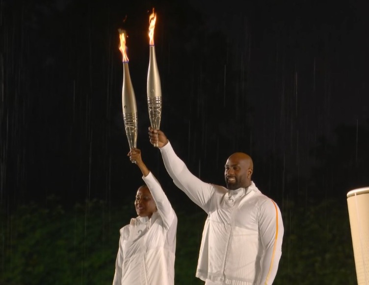 Na 'Olimpíada da Diversidade', casal de atletas negros ascende a Pira Olímpica