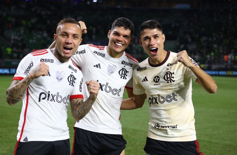 Jogadores do Fla comemoram a classificação no Allianz