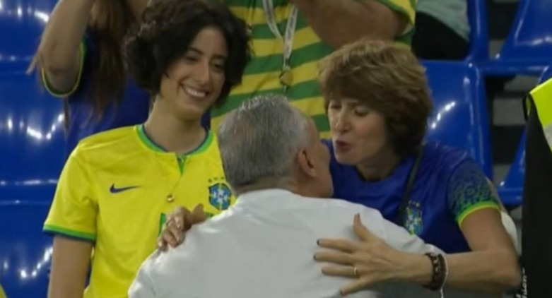 Tite beija sua esposa sob o olhar de sua filha