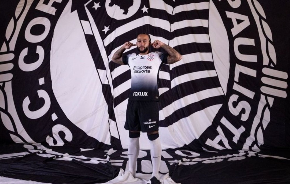 Memphis Depay com o uniforme do Corinthians