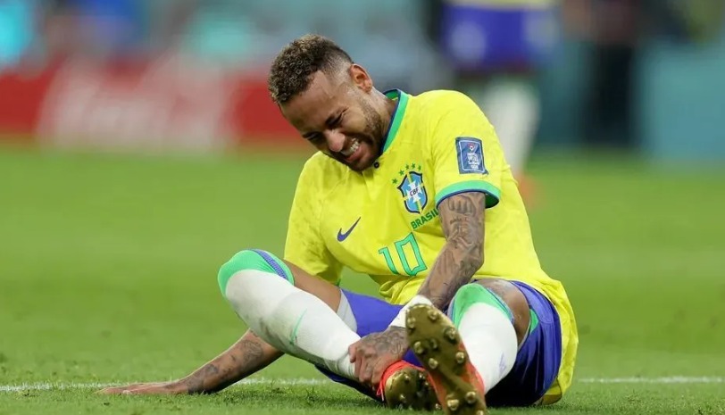 Neymar no momento em que sofreu a grave lesão