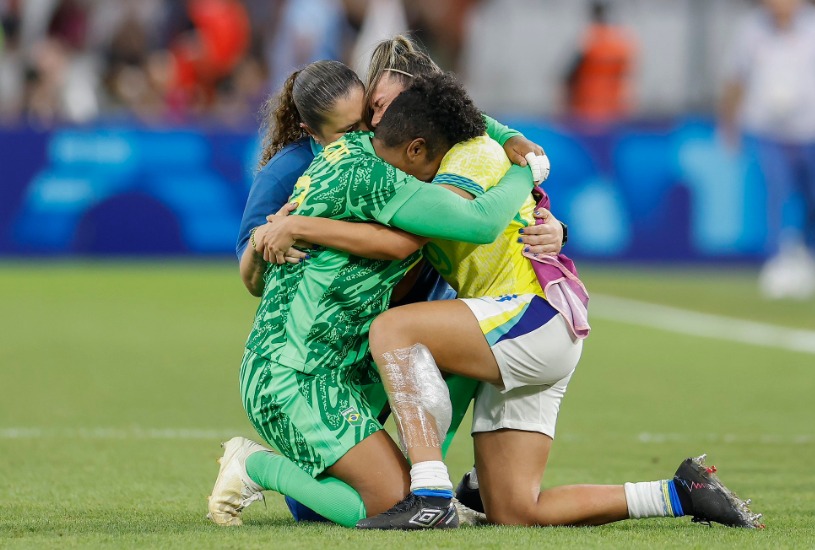 A emoção das jogadoras brasileiras após a história ser escrita em Paris