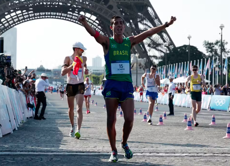 Caio Bonfim conquista prata histórica na marcha atlética em Paris