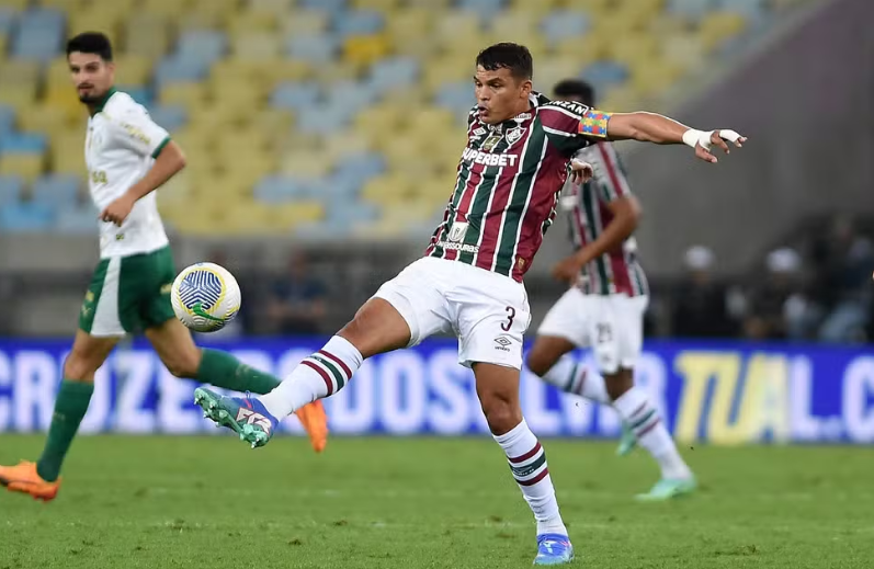 Thiago Silva celebra vitória do Fluminense em sua volta ao Maracanã