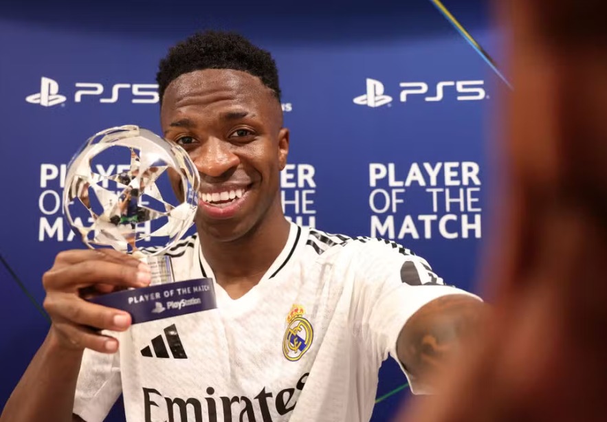 Vini Jr dá show em goleada do Real Madrid sobre o Borussia e Ancelotti crava Bola de Ouro