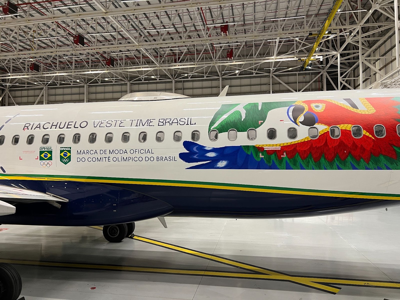 Riachuelo adesiva avião da Azul para apoiar atletas do Time Brasil nas Olímpiadas