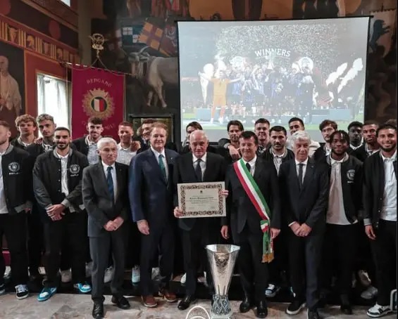 Prefeito de Bergamo entrega à Atalanta uma medalha de honra especial pela vitória na Europa League