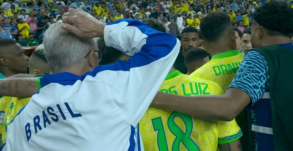 Dorival durante a escolha dos cobradores de pênalti do Brasil diante do Uruguai