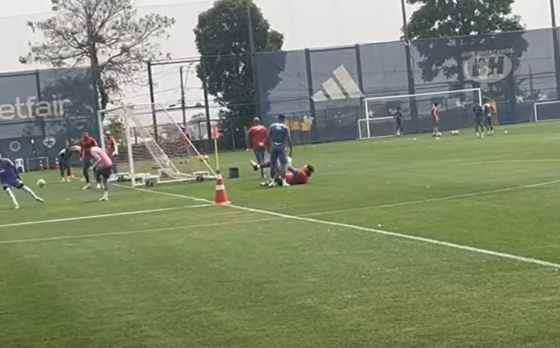 Cássio sente lesão em treino e preocupa Cruzeiro