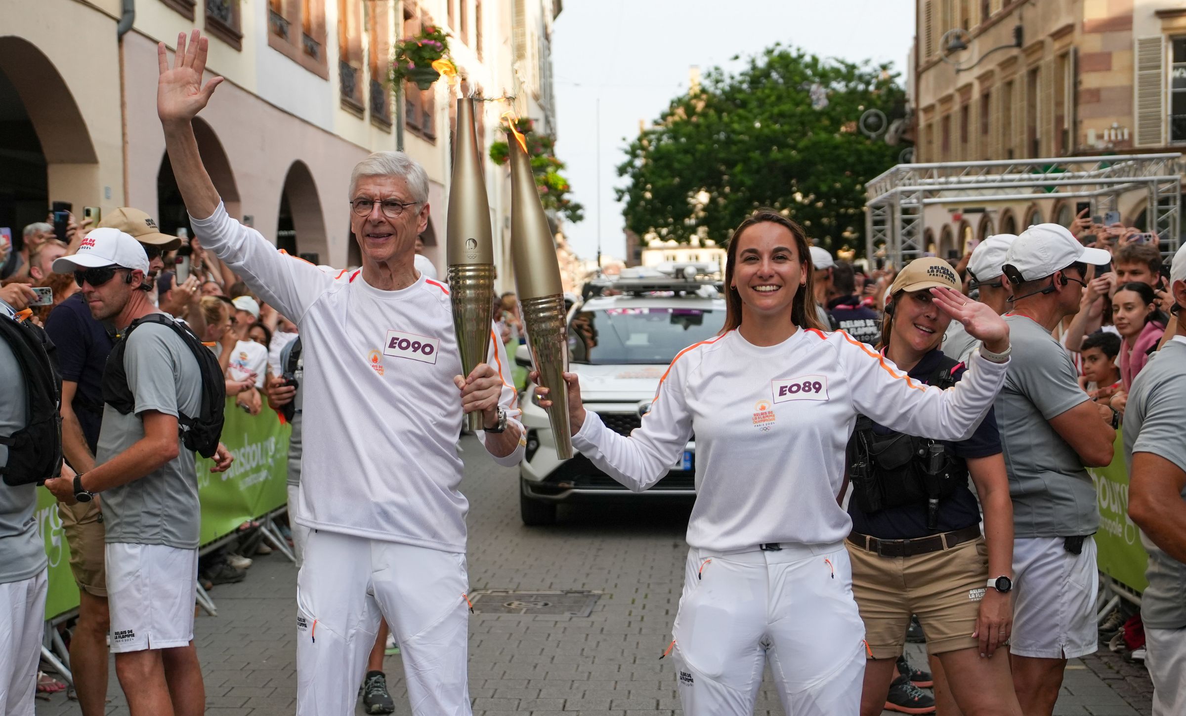 Arsene Wenger leva a chama olímpica em sua cidade natal, Estrasburgo