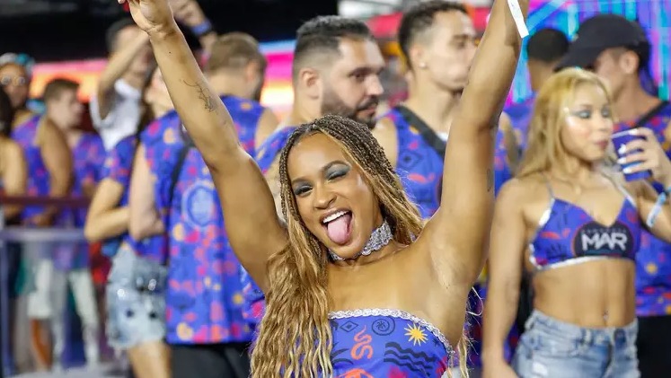 Solteira, Rebeca curtiu a folia do Rio