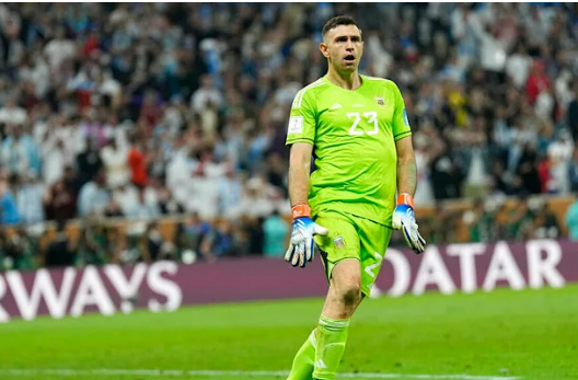 Goleiro argentino é suspenso pela FIFA por gestos ofensivos e violência