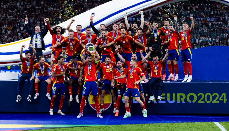 Espanha vence a Inglaterra, conquista o tetra da Eurocopa e comemora domingo de ouro