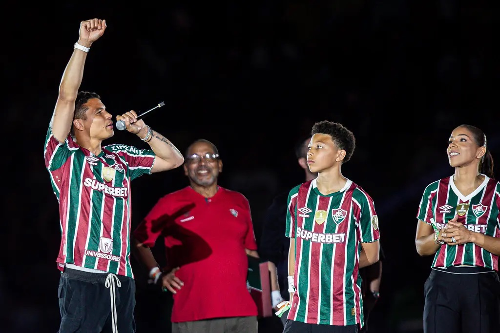 Thiago Silva é recebido com festa e recorde no Maracanã