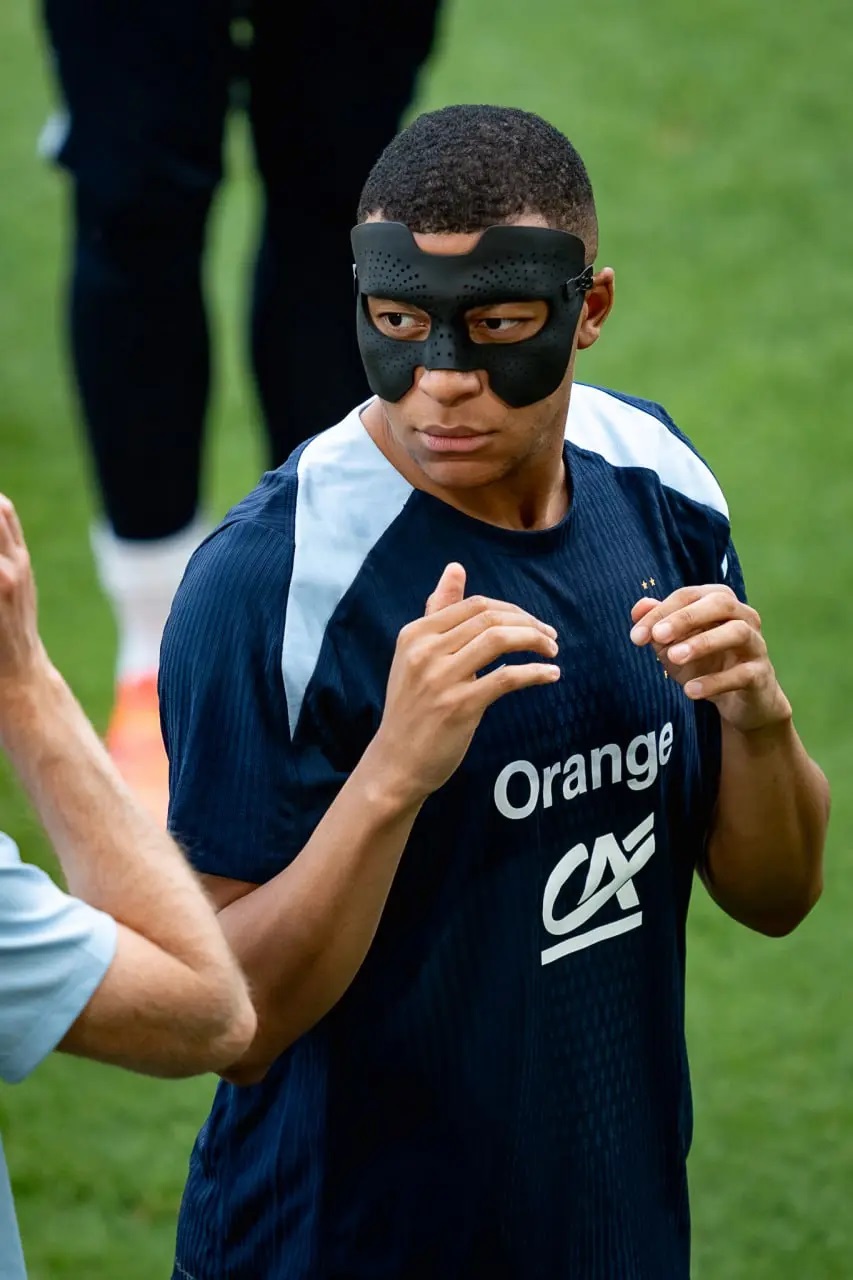 França mostra a nova máscara de proteção de Mbappe