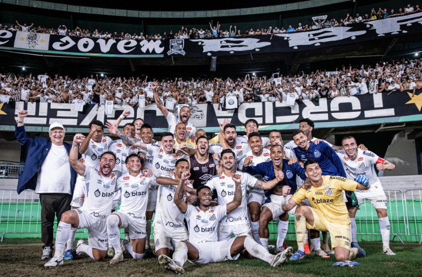 Festa dos jogadores do Santos após o retorno à Série A