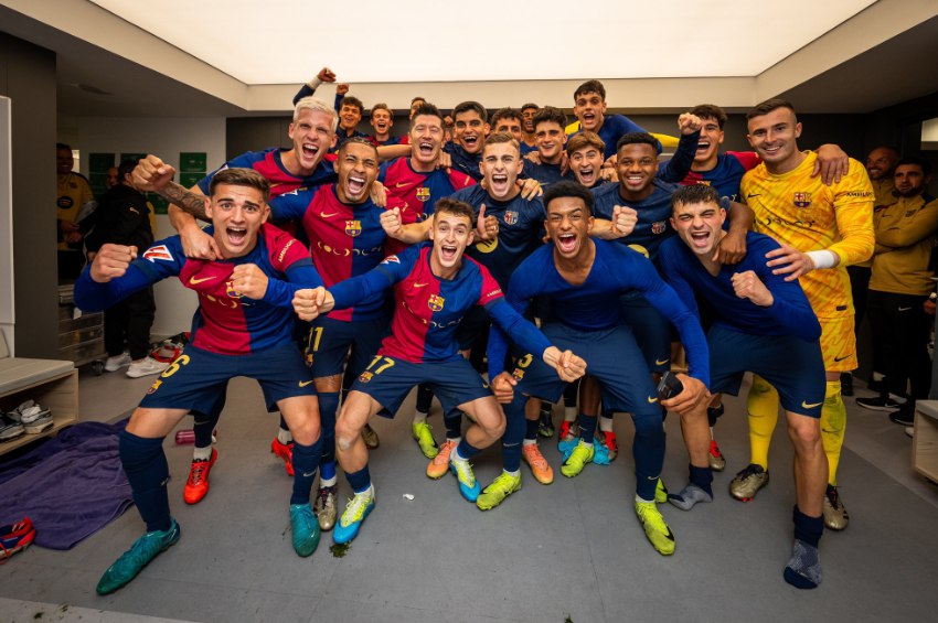 Festa dos jogadores do Barcelona após vitória diante do Real Madrid