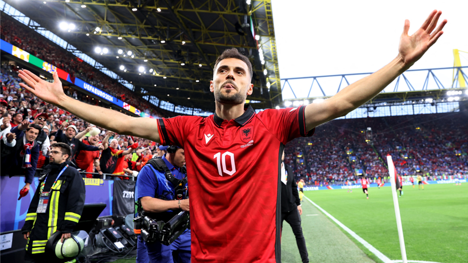 O zagueiro albanês Nedim Bajrami marca o gol mais rápido da história da Eurocopa