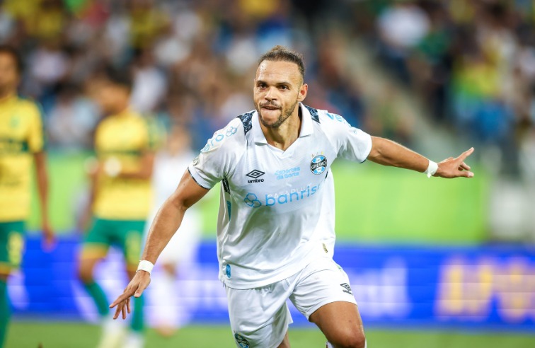 Reforço do Grêmio, o dinamarquês Braithwaite estreou no Brasileirão com dois gols a favor e um contra