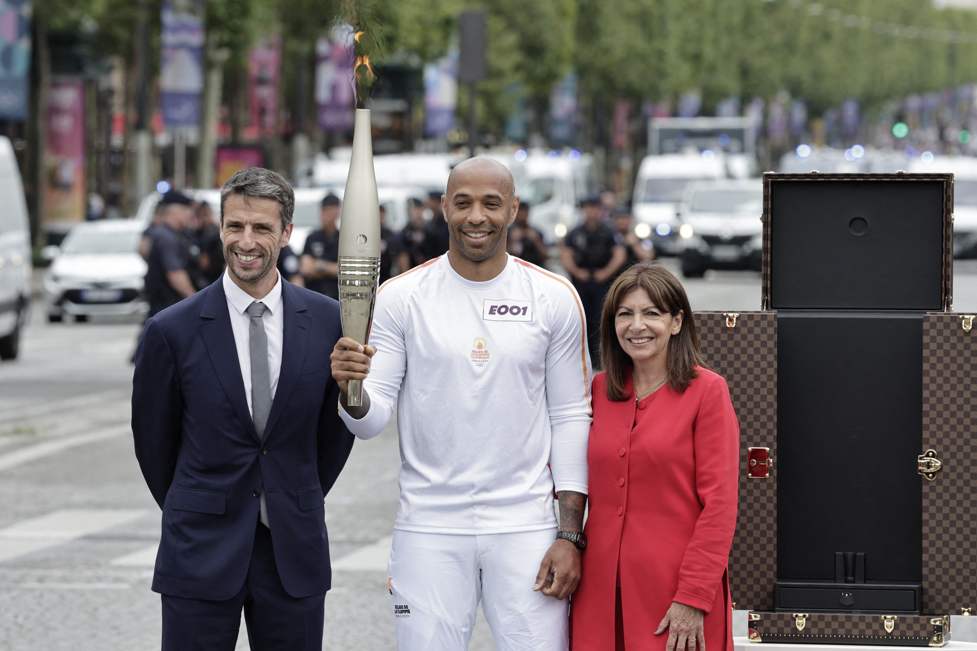 Chama olímpica chega a Paris e revezamento começa com Thierry Henry