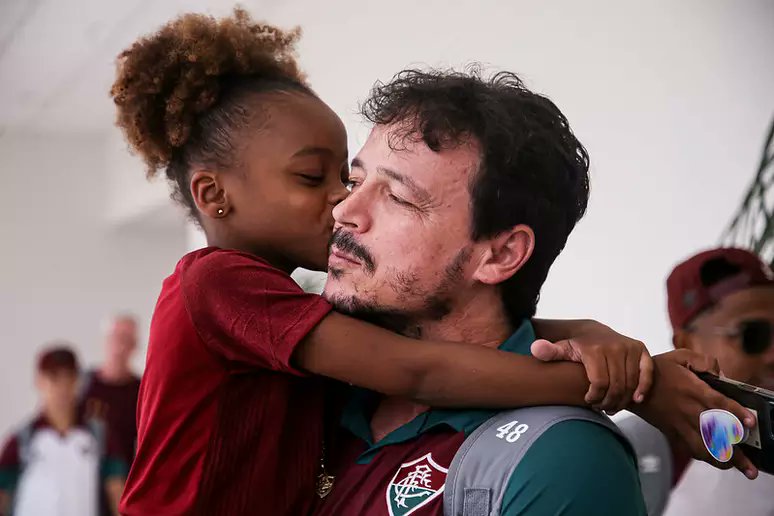 Fernando Diniz recebe o carinho da torcedora mirim do Fluminense