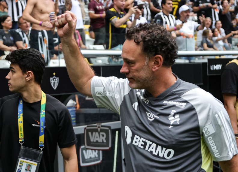 O técnico Gabriel Milito