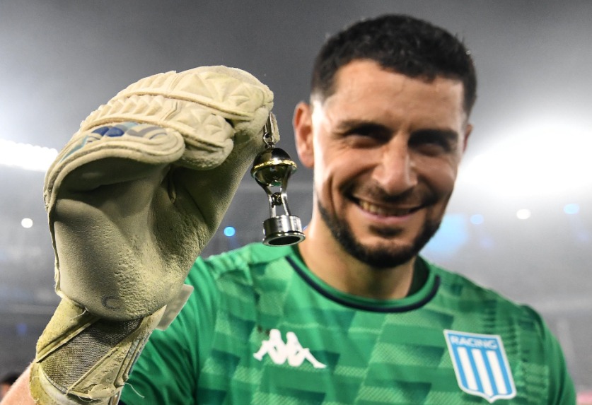 Goleiro do Racing com a mini taça da Copa Sul-Americana