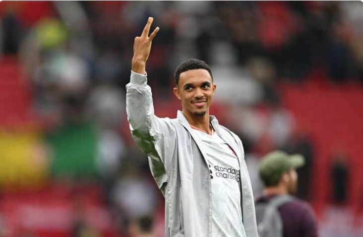 Trent Alexander-Arnold  reage às vaias dos fãs do Manchester United antes de embarcar no ônibus