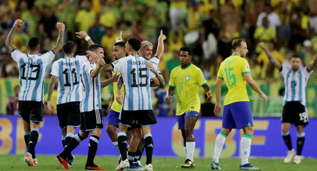 Ainda sob o comando de Diniz, o Brasil perdeu para a Argentina em pleno Maracanã em seu último jogo nas Eliminatórias, no fim de 2023