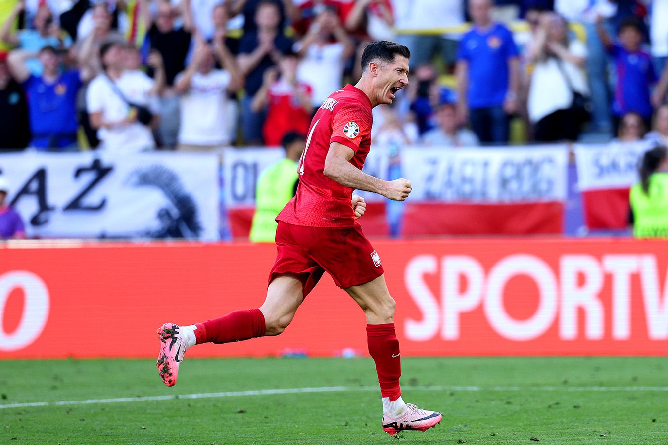 Robert Lewandowski repete a conquista de Ronaldo e Modrić nos campeonatos europeus