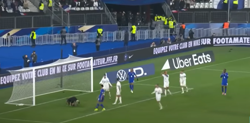 França e Israel empatam em jogo pela Nations League, bandeira de Israel é vaiada e torcedores brigam