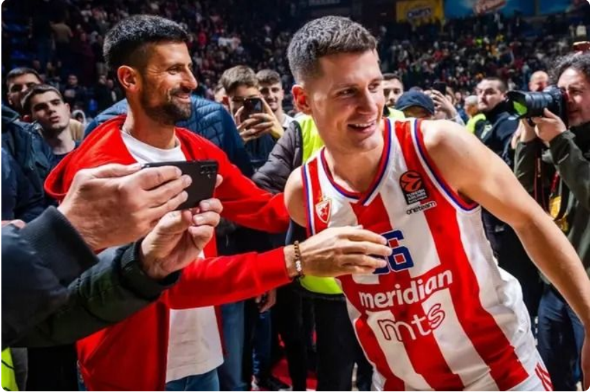 Novak Djokovic participa da partida da vitória do Crvena Zvezda na EuroLeague Basketball