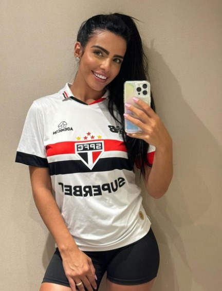 Assim como o maridão, Larissa é tricolor de coração