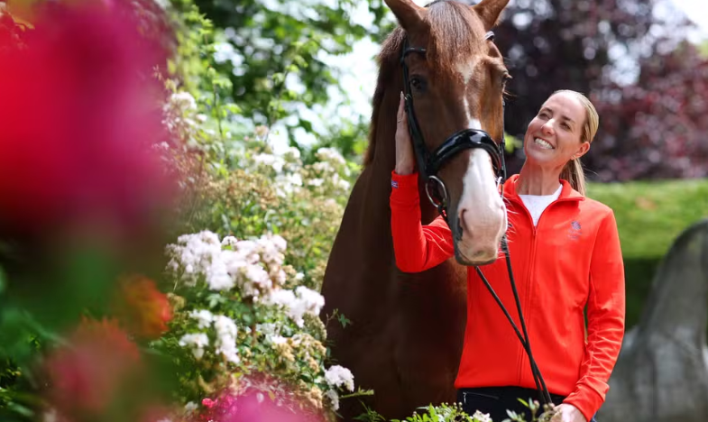 Campeã olímpica flagrada agredindo cavalo pode ser processada criminalmente