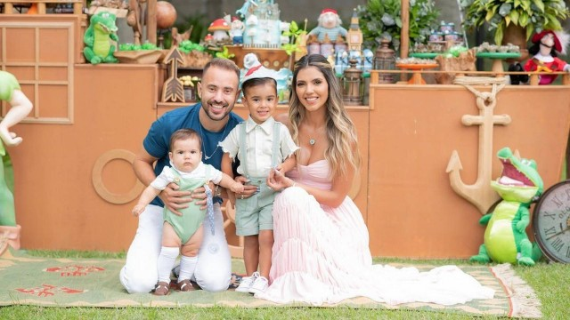 Marilia e Everton com filhos