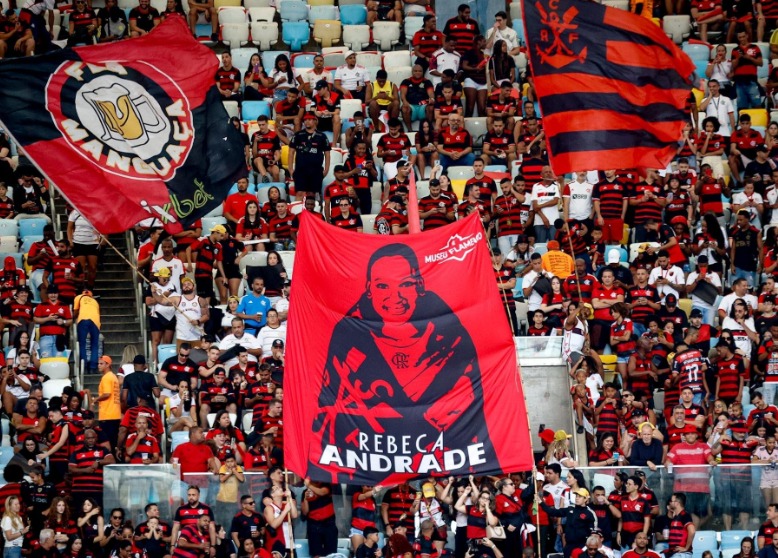 Torcedores do Flamengo homenageiam a ginasta Rebeca Andrade, maior medalhista olímpica da história do Brasil