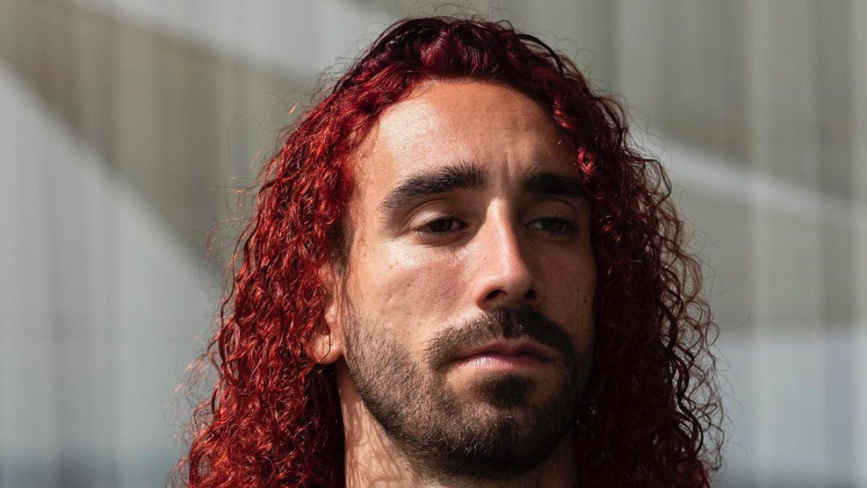 Marc Cucurella cumpriu a promessa de pintar o cabelo de vermelho