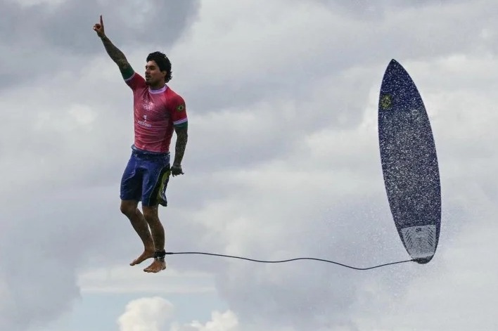 Não deu ouro, mas deu bronze. O surfista brasileiro Gabriel Medina voou nas Olimpíadas