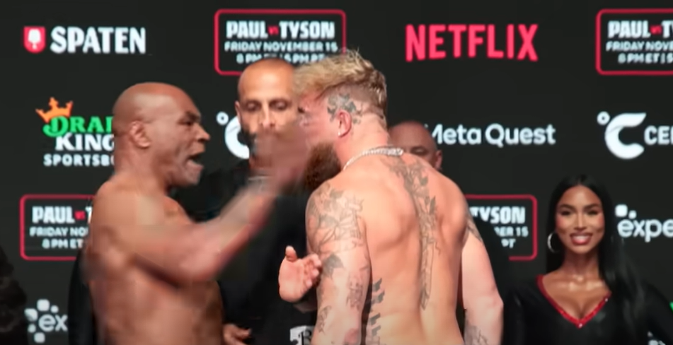 Mike Tyson dá um tapa em Jake Paul durante o Staredown antes da luta de 16 de novembro