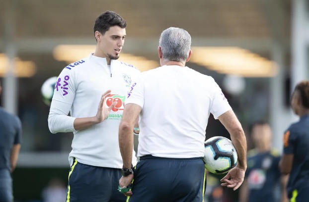 Tite e Matheus durante treino da Seleção