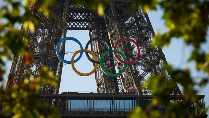 Anéis olímpicos já estão instalados na Torre Eiffel em Paris
