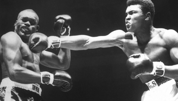 O incrível Muhammad Ali (à direita)