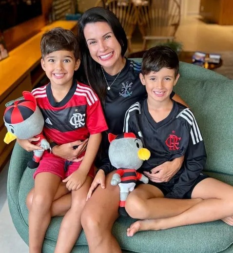 Lucca e Leonardo, os netos de Tite e Rose, com a mãe Fernanda