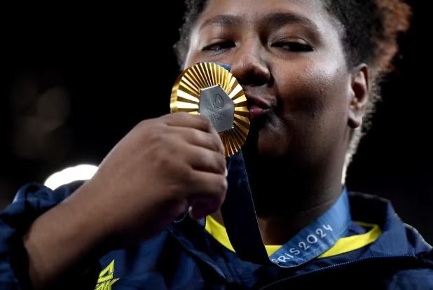 A judoca brasileira Beatriz Souza e sua medalha dourada