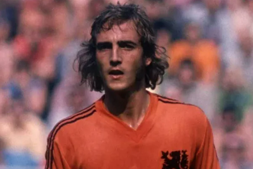 Morre Johan Neeskens, lenda da seleção holandesa, aos 73 anos