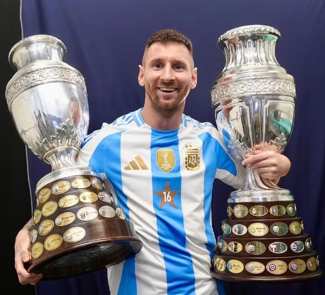 Lionel Messi exibe as suas duas taças da Copa América