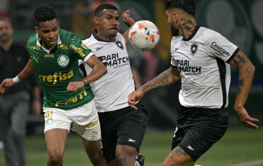 Nem o jovem craque Estevão conseguiu evitar mais uma eliminação do Palmeiras