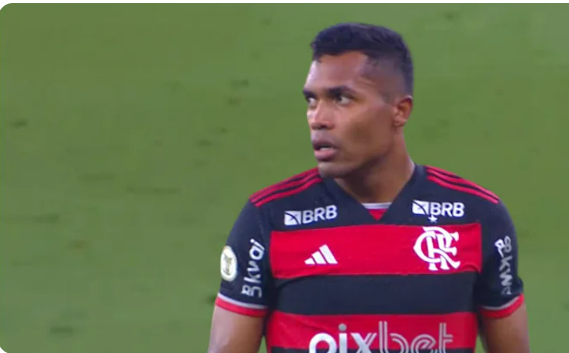 Alex Sandro retorna aos treinos com o elenco do Flamengo após período separado