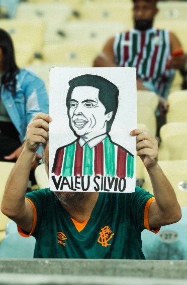 Torcida do Flu agradece o eterno Silvio Santos